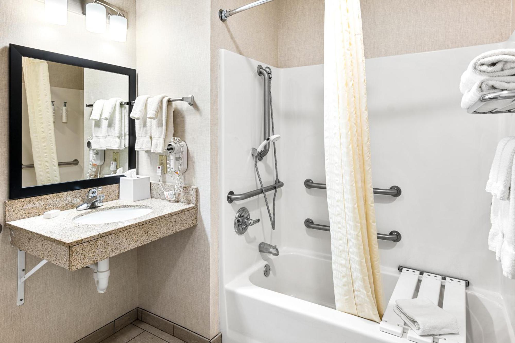 Boarders Inn & Suites By Cobblestone Hotels - Shawano Bagian luar foto