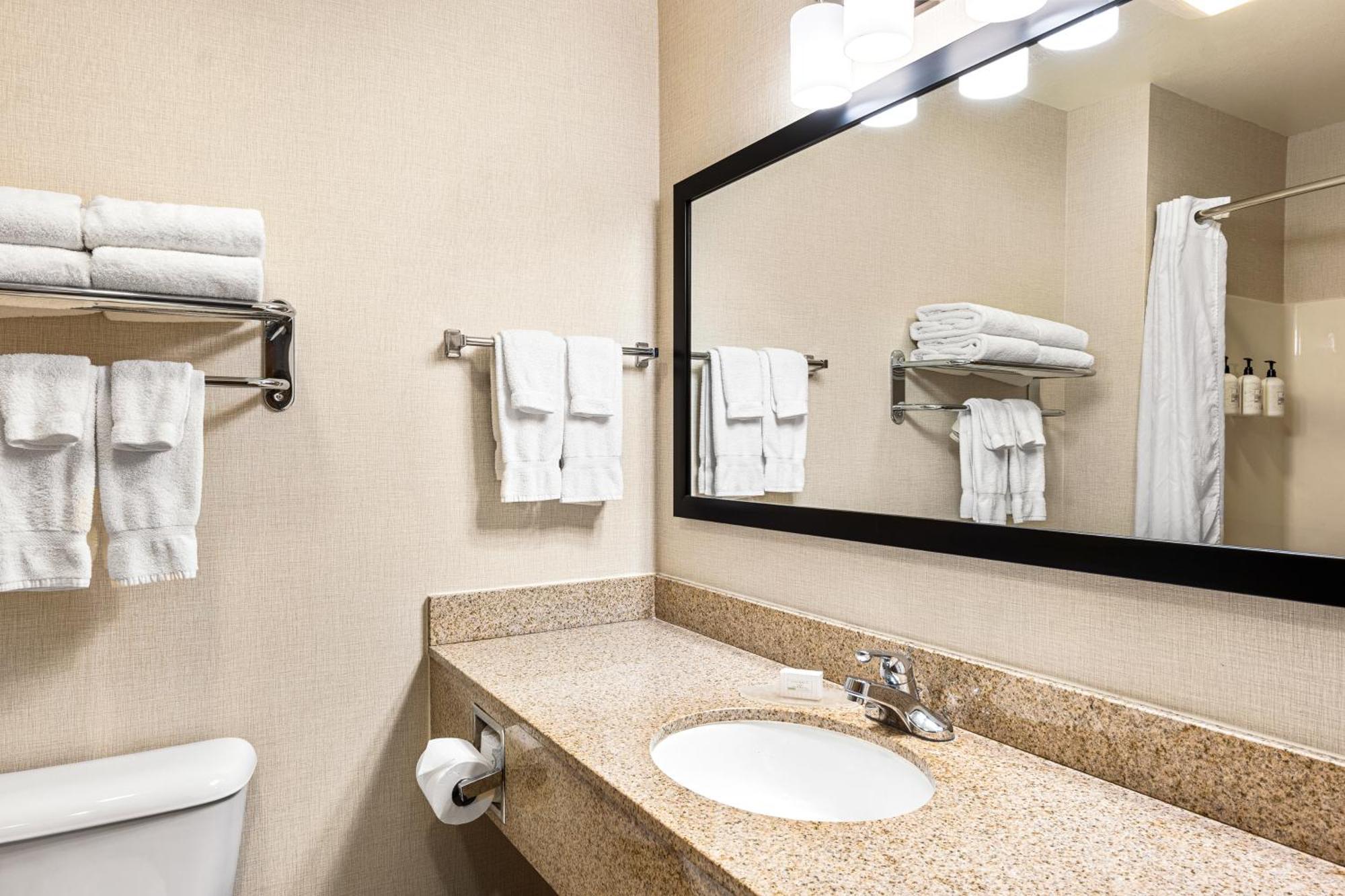 Boarders Inn & Suites By Cobblestone Hotels - Shawano Bagian luar foto
