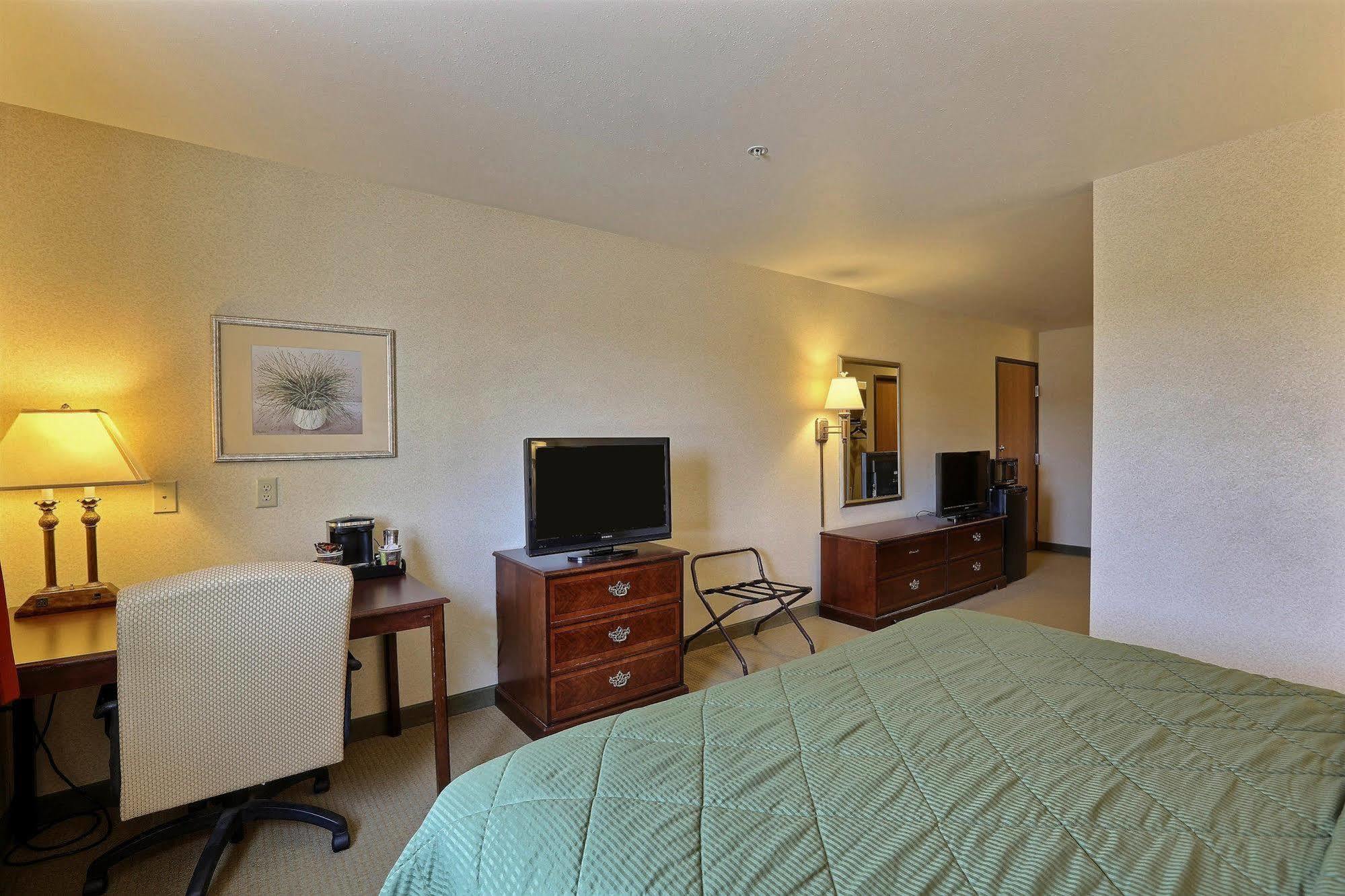 Boarders Inn & Suites By Cobblestone Hotels - Shawano Bagian luar foto