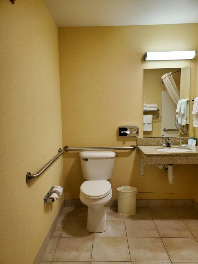 Boarders Inn & Suites By Cobblestone Hotels - Shawano Bagian luar foto